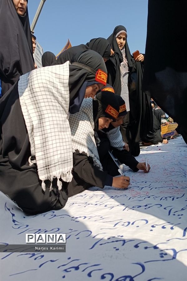 حضور پرشور دانش‌آموزان در راهپیمایی ۱۳ آبان در مشهد