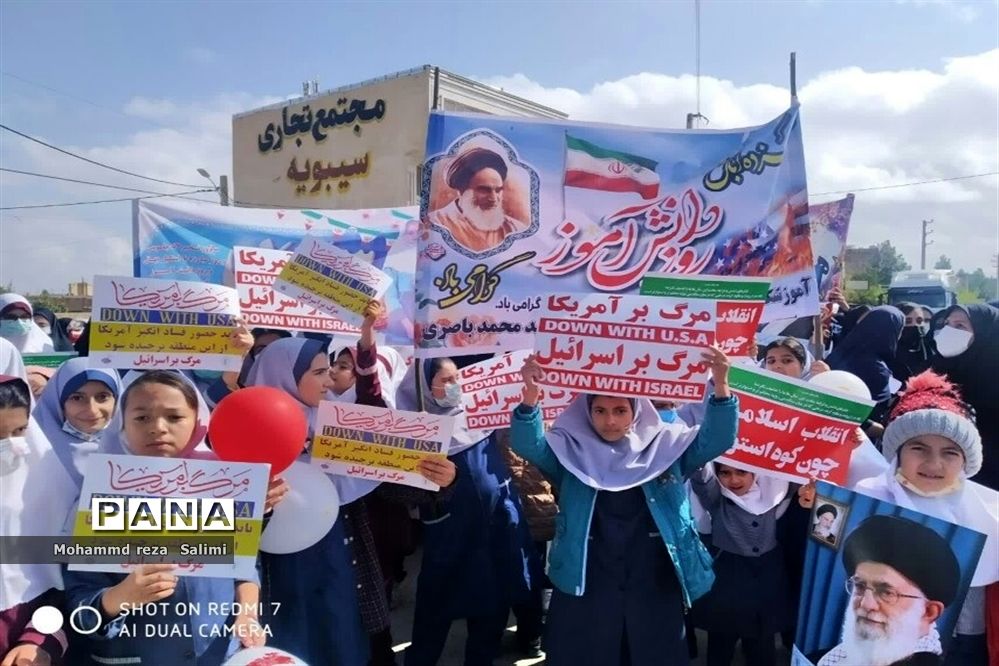 مردم پای آرمان‌های انقلاب ایستاده‌اند