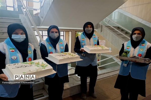 برگزاری جشنواره تغذیه سالم  به‌مناسبت روز دانش‌آموز در دبیرستان مهشید مصلی‌نژاد