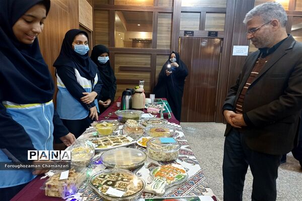 برگزاری جشنواره تغذیه سالم  به‌مناسبت روز دانش‌آموز در دبیرستان مهشید مصلی‌نژاد