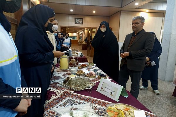 برگزاری جشنواره تغذیه سالم  به‌مناسبت روز دانش‌آموز در دبیرستان مهشید مصلی‌نژاد