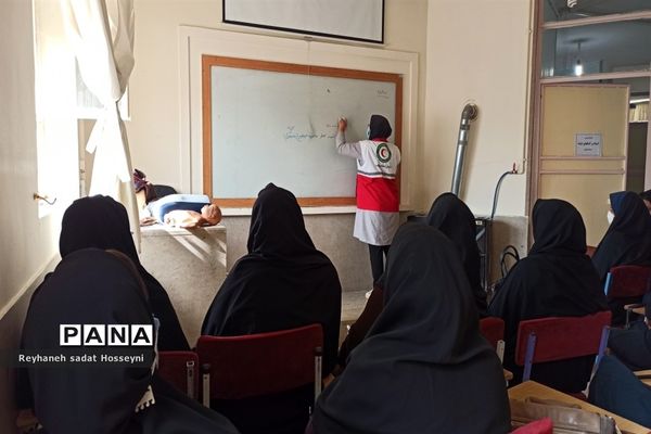 ‌کارگاه آموزشی امداد و کمک‌های اولیه ویژه مربیان پیشتاز سازمان دانش‌آموزی ناحیه ۳
