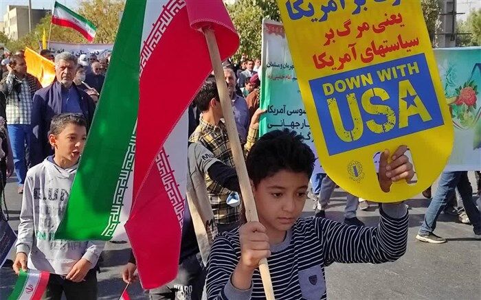 حماسه‌سازی پیشگامان گام دوم انقلاب استان سمنان‌ در راهپیمایی۱۳ آبان/ فیلم