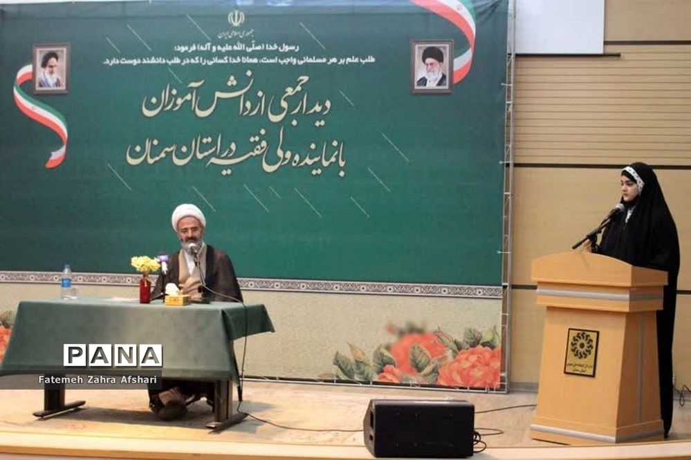 نشست جمعی از دانش‌آموزان با نماینده ولی فقیه در استان سمنان