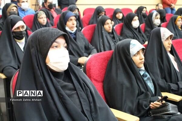 نشست جمعی از دانش‌آموزان با نماینده ولی فقیه در استان سمنان