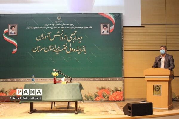 نشست جمعی از دانش‌آموزان با نماینده ولی فقیه در استان سمنان