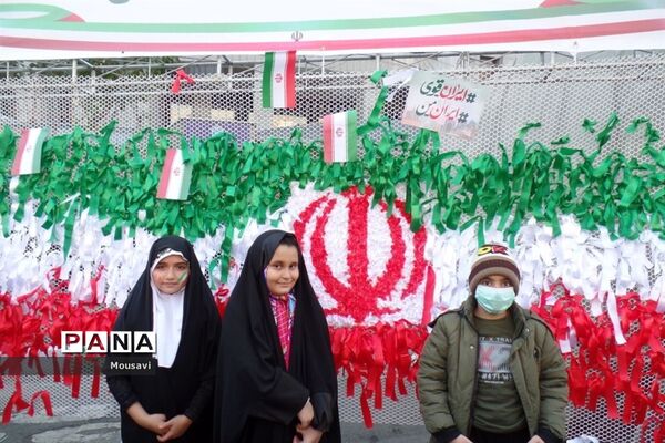 دانش‌آموزان تهرانی در راهپیمایی ۱۳ آبان