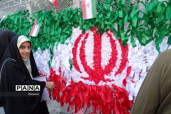 دانش‌آموزان تهرانی در راهپیمایی ۱۳ آبان