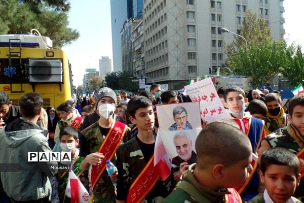 دانش‌آموزان تهرانی در راهپیمایی ۱۳ آبان