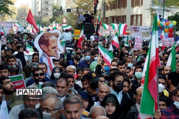 دانش‌آموزان تهرانی در راهپیمایی ۱۳ آبان