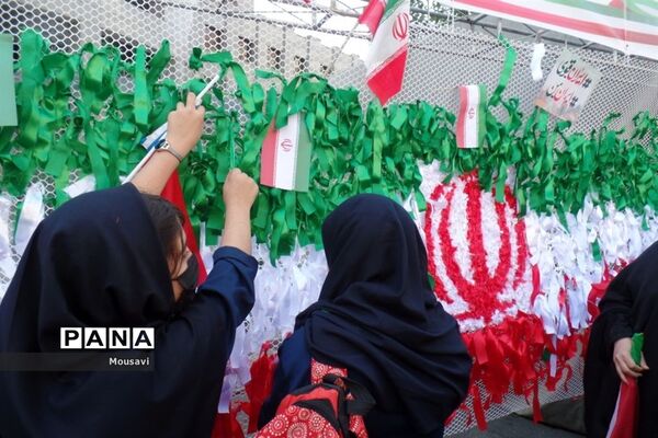 دانش‌آموزان تهرانی در راهپیمایی ۱۳ آبان