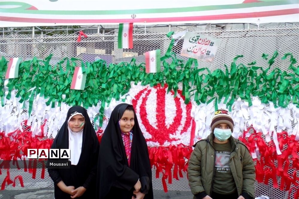 دانش‌آموزان تهرانی در راهپیمایی ۱۳ آبان