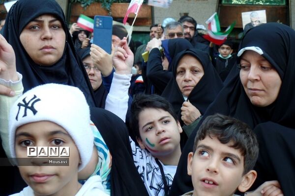 دانش‌آموزان تهرانی در راهپیمایی ۱۳ آبان