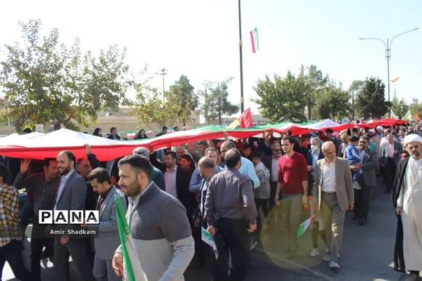 ‌آیین تکریم پرچم در راهپیمایی 13 آبان