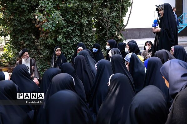 حضور رئیس‌جمهوری در جمع دانش‌آموزان شرکت‌کننده در اردوی «راهیان پیشرفت»