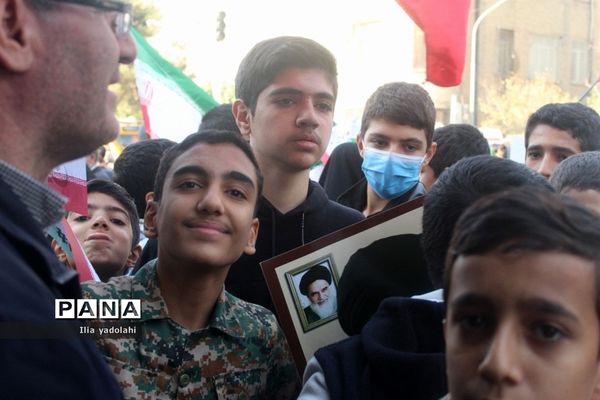 حضور پر‌شور دانش‌آموزان منطقه ۱۰ تهران در راهپیمایی ۱۳ آبان