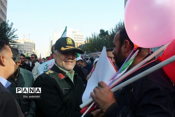 حضور پر‌شور دانش‌آموزان منطقه ۱۰ تهران در راهپیمایی ۱۳ آبان