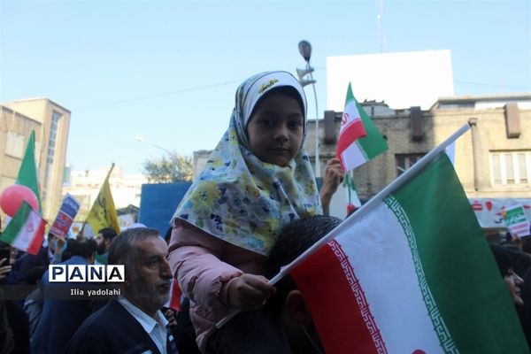 حضور پر‌شور دانش‌آموزان منطقه ۱۰ تهران در راهپیمایی ۱۳ آبان