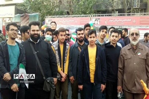 حضور پر‌شور دانش‌آموزان منطقه ۱۰ تهران در راهپیمایی ۱۳ آبان