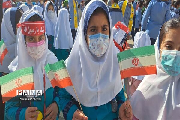 تجدید پیمان دانش‌آموزان شهر سورمق با آرمان‌های انقلاب اسلامی