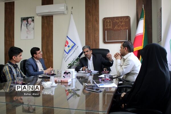 نشست نمایندگان مجلس دانش‌آموزی استان بوشهر با معاون پرورشی و فرهنگی