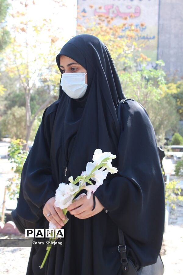 غبارروبی مزار شهدا در بهارستان‌دو