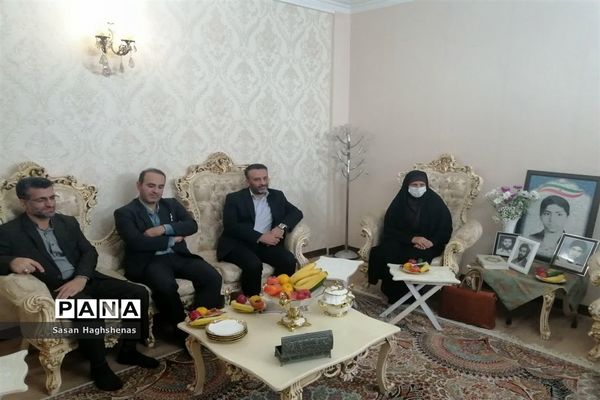 دیدار مدیر آموزش و پرورش اسلامشهر با خانواده معظم شهدا