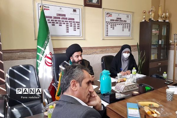 برگزاری جلسات کیفیت‌بخشی تربیتی مدیران مدارس در رودهن