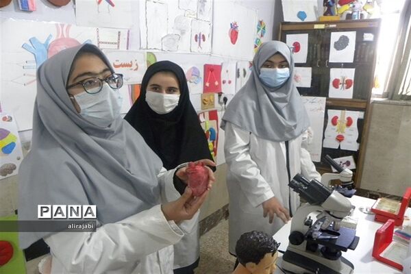 بازدید مدیر و معاون متوسطه آموزش و پرورش منطقه کهریزک از آزمایشگاه دبیرستان دخترانه آزادی