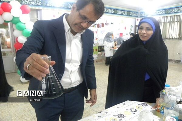 بازدید مدیر و معاون متوسطه آموزش و پرورش منطقه کهریزک از آزمایشگاه دبیرستان دخترانه آزادی