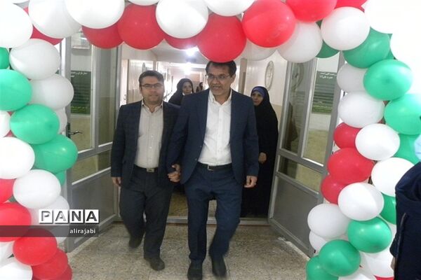 بازدید مدیر و معاون متوسطه آموزش و پرورش منطقه کهریزک از آزمایشگاه دبیرستان دخترانه آزادی