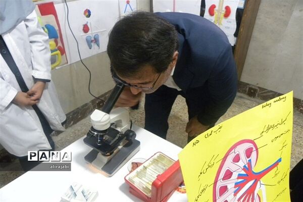 بازدید مدیر و معاون متوسطه آموزش و پرورش منطقه کهریزک از آزمایشگاه دبیرستان دخترانه آزادی