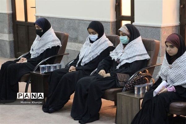 دیدار جمعی از مسئولان واحدهای مقاومت بسیج دانش‌آموزی با نماینده ولی فقیه و امام جمعه بوشهر