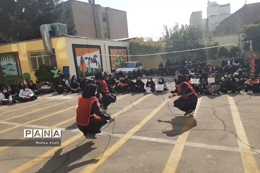 اجرای مسابقات ورزشی در هنرستان سمیه به‌ مناسبت گرامیداشت روز دانش‌آموز
