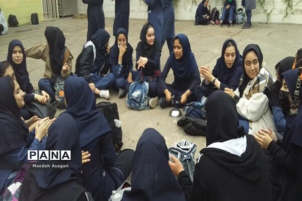گرامیداشت روز دانش‌آموز در دبیرستان شرافت قم