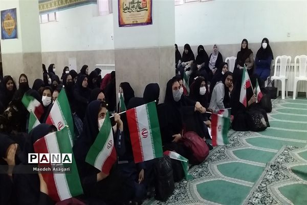 گرامیداشت روز دانش‌آموز در دبیرستان شرافت قم