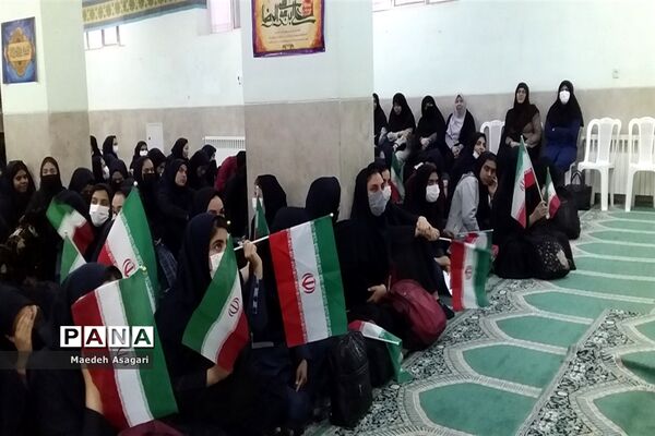 گرامیداشت روز دانش‌آموز در دبیرستان شرافت قم