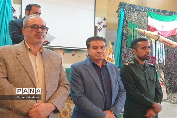 اهدا بسته‌های لوازم التحریر به دانش‌آموزان کم‌برخوردار در شهرری