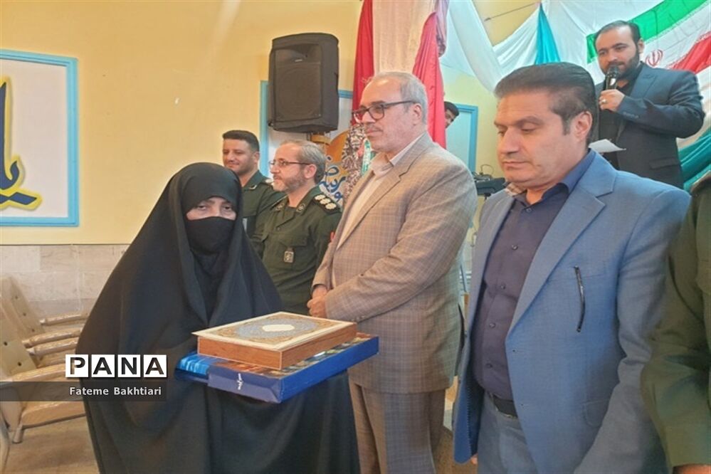 اهدا بسته‌های لوازم التحریر به دانش‌آموزان کم‌برخوردار در شهرری