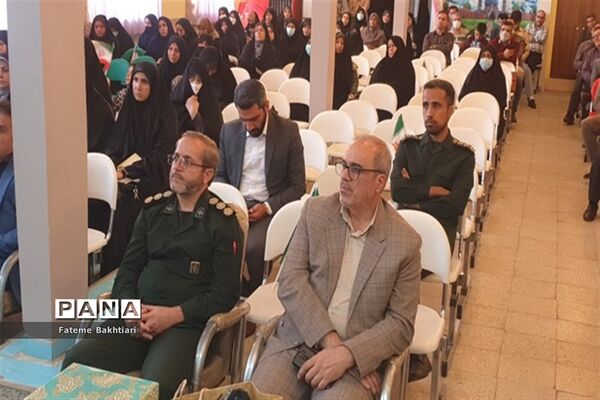 اهدا بسته‌های لوازم التحریر به دانش‌آموزان کم‌برخوردار در شهرری