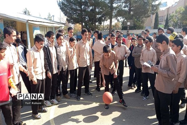 ایجاد زنگ تفریح شاد در دبیرستان فرهنگ کاشمر