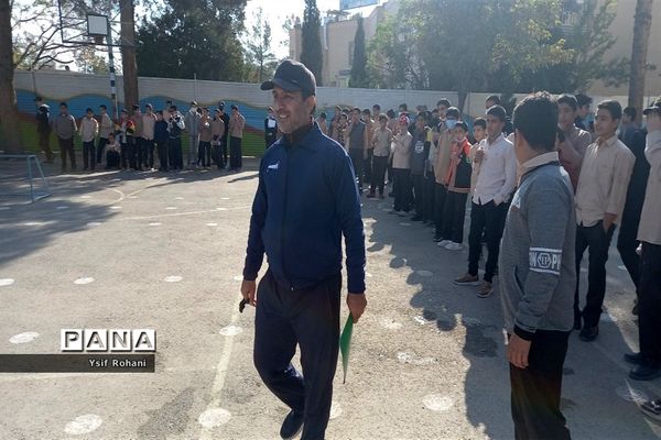 ایجاد زنگ تفریح شاد در دبیرستان فرهنگ کاشمر