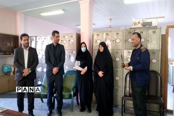 بازدید سرپرست اداره آموزش و پرورش قائمشهر از هنرستان شاهد