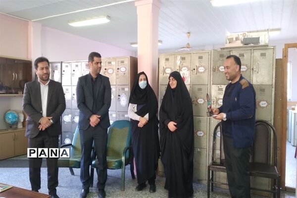 بازدید سرپرست اداره آموزش و پرورش قائمشهر از هنرستان شاهد