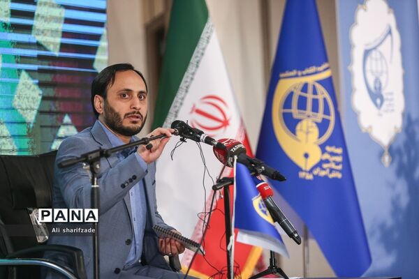 حضور علی بهادری جهرمی در همایش اتحادیه انجمن‌های اسلامی دانش‌آموزان