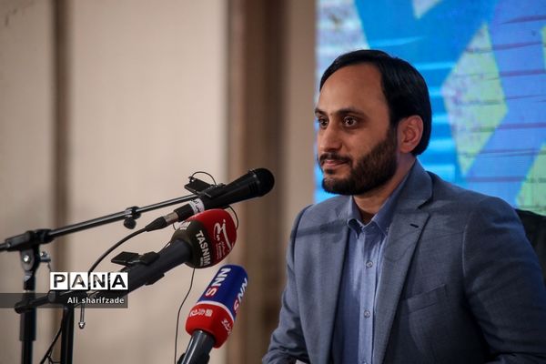 حضور علی بهادری جهرمی در همایش اتحادیه انجمن‌های اسلامی دانش‌آموزان