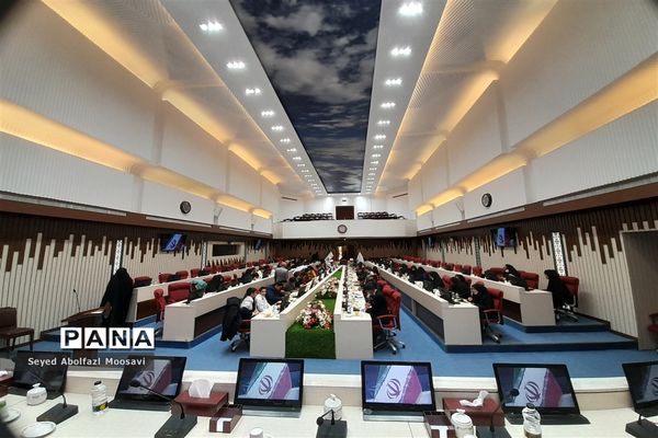 نشست صمیمانه دانش‌آموزان با استاندار خراسان رضوی