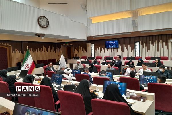 نشست صمیمانه دانش‌آموزان با استاندار خراسان رضوی