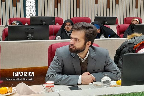 نشست صمیمانه دانش‌آموزان با استاندار خراسان رضوی