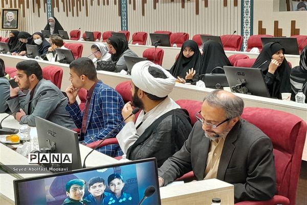 نشست صمیمانه دانش‌آموزان با استاندار خراسان رضوی